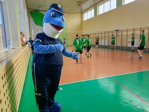 polfinek stoi na sali gimnastycznej