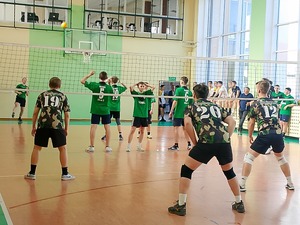 zawodnicy grają na sali