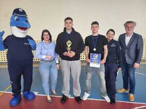 organizatorzy wraz z jedna z drużyn