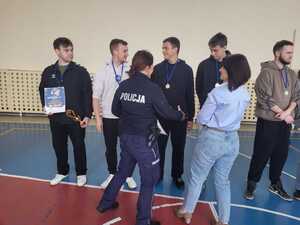 organizatorzy wręczają nagrody