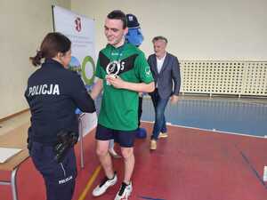 policjantka wręcza medal