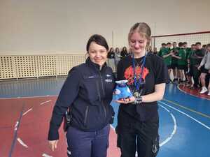 policjantka z jedną z zawodniczek