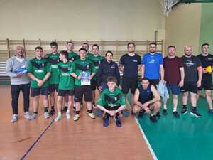 zdjęcie grupowe zwycięskiej drużyny z drużyną policyjną