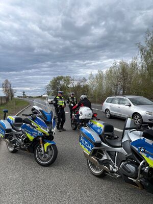 policjanci kontrolują kierowcę