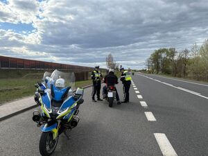 policjanci kontrolują motocyklistę