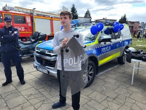 uczeń trzyma w ręku tarczę policyjną