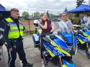 kobiety siedzą na motocyklach policyjnych