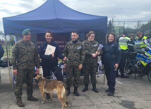 dyrekcja szkoły wręcza podziękowania policjantkom