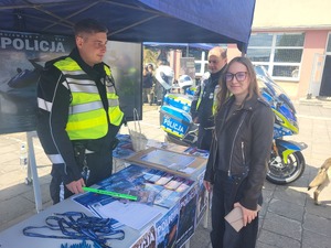 policjant ruchu drogowego rozmawia z uczestniczką