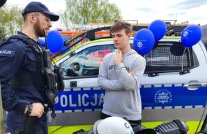 policjant rozmawia z uczniem