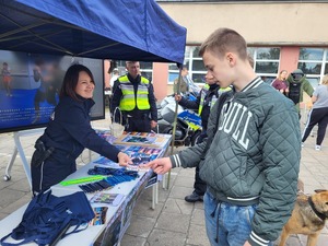 policjantka przekazuje ulotkę