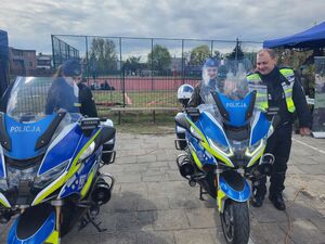 dziewczyny siedzą na motocyklach policyjnych