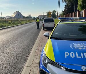 policjant stoi przy kontrolowanym samochodzie