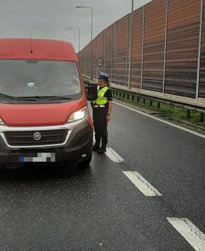 policjantka stoi przy busie