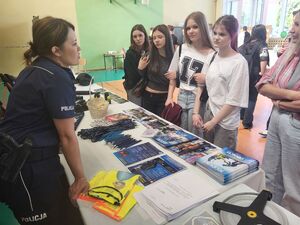 policjantka rozmawia z uczestnikami przy stoisku