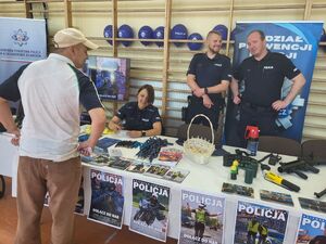policjanci rozmawiają z mężczyzną