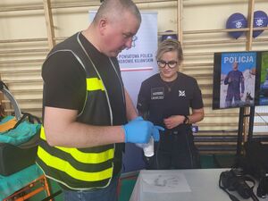 technik pokazuje jak pobiera ślady