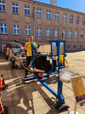 organizator obsługuje symulator dachowania