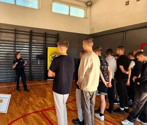 policjantka rozmawia z uczniami