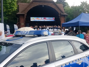 radiowóz na tle Muszli Koncertowej w Ciechocinku