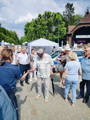 policjantka z seniorami