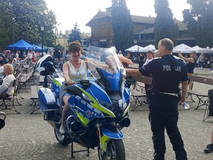 policjant prezentujący motocykl policyjny