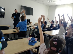 uczniowie na spotkaniu z policjantem