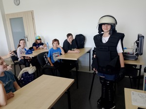 uczniowie na spotkaniu z policjantem