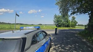 radiowóz przed nim policjant mierzy prędkość