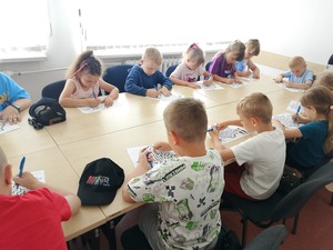 dzieci malują kolorowanki