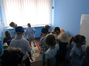 dzieci w niebieskim pokoju przesłuchań