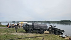 pojazd wojskowy na brzegu Wisły