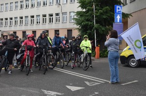 Starosta rozpoczyna rajd przed budynkiem starostwa