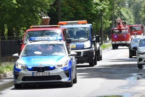 radiowóz i pojazdy straży pożarnej na drodze