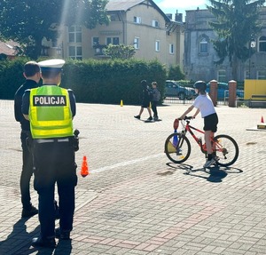 policjant obserwuje egzaminowanych