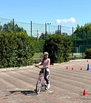 uczennica pokonuje tor