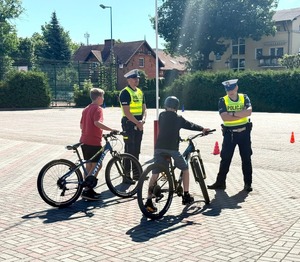 policjanci sprawdzają rowery