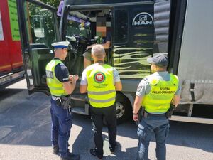 policjanci sprawdzają ładunek na ciężarówce
