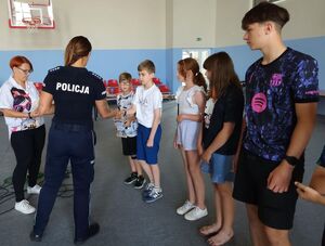 policjantka wręcza nagrody dzieciom