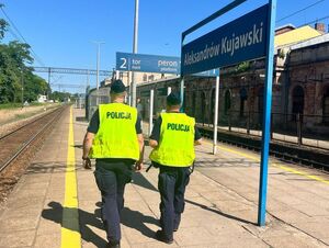 policjanci idą peronem