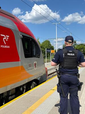 policjant stoi przy pociągu