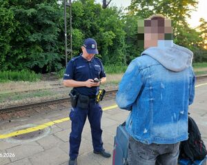 policjant legitymuje mężczyznę