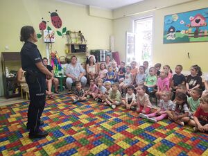 policjantka stoi przed dziećmi