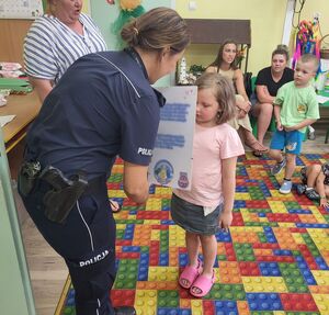 policjantka odbiera podziękowania od przedszkolaka