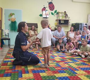 policjantka rozmawia z przedszkolakiem