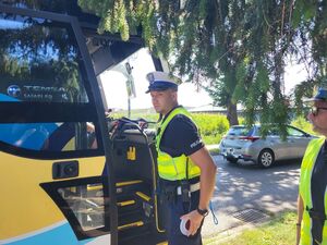 policjanci wchodzą do autobusu