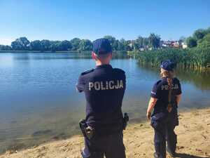 policjanci obserwują jezioro