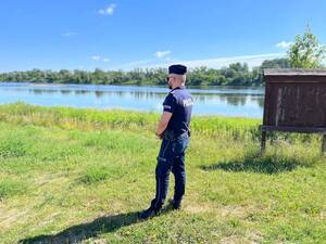 policjant stoi na plaży
