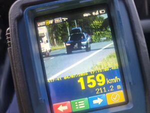 miernik z wynikiem prędkości 159 km/h