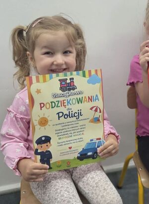 dziewczynka trzyma podziękowania dla policji